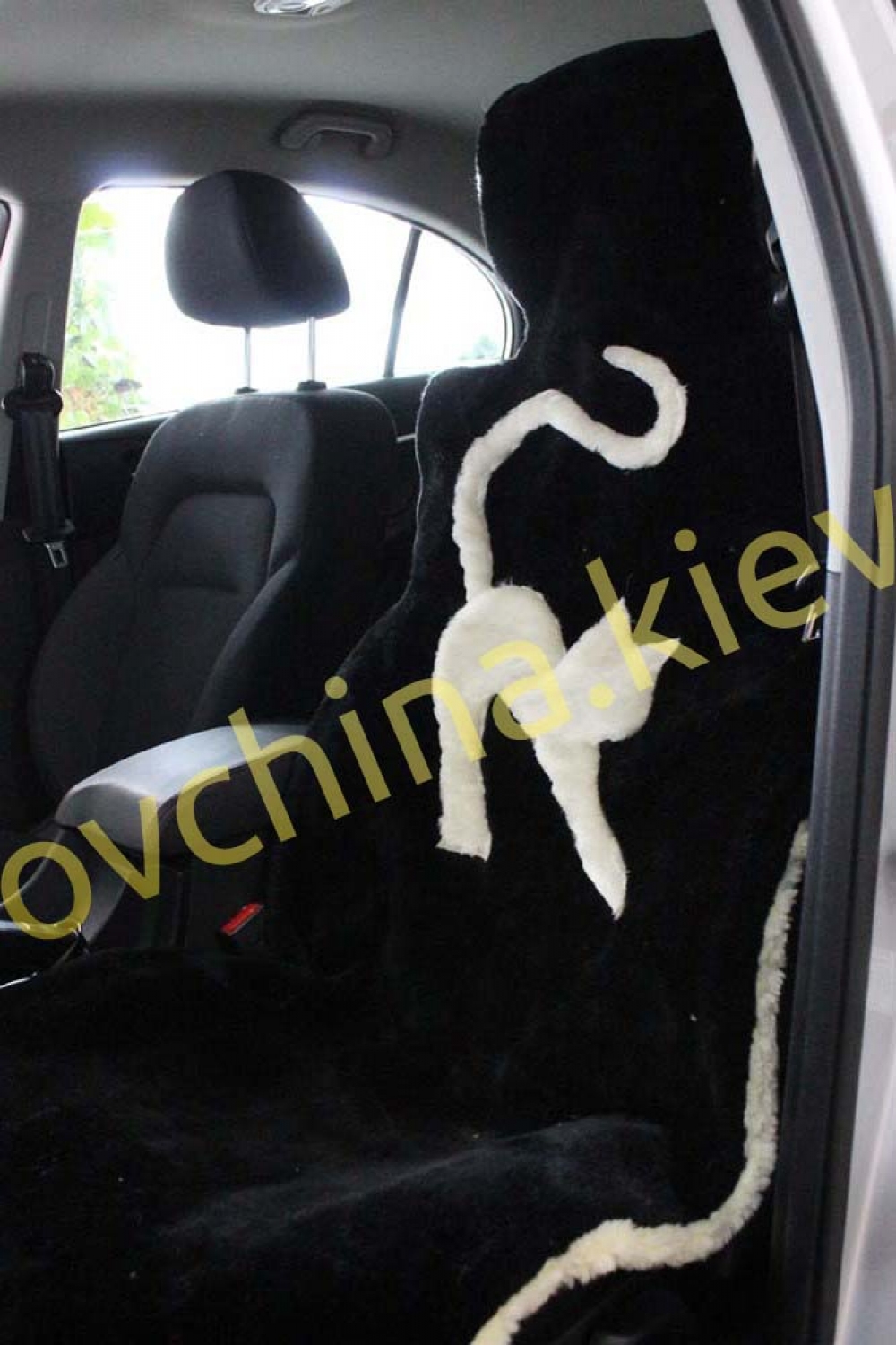 Накидка на сиденье автомобиля из натурального меха овчины (мутона) Черная с котом